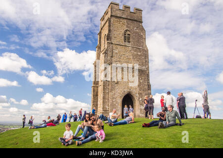 Glastonbury Tor, une colline près de la ville de Glastonbury, Somerset, Angleterre. St Micael's Tower, un bâtiment classé grade 1 est situé au sommet de la colline. Banque D'Images