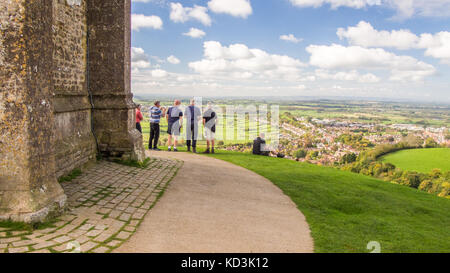 Glastonbury Tor, une colline près de la ville de Glastonbury, Somerset, Angleterre. St Michael's Tower, un bâtiment classé grade 1 est situé au sommet de la colline. Banque D'Images