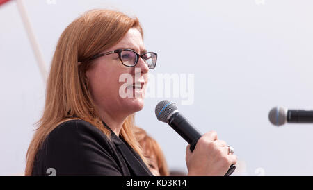 Tracey Ramsay, député néo-démocrate parle aux travailleurs de l'usine d'assemblage CAMI à Ingersoll, Ontario Canada. Banque D'Images