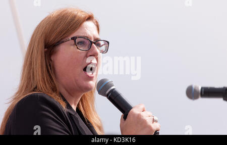 Tracey Ramsay, député néo-démocrate parle aux travailleurs de l'usine d'assemblage CAMI à Ingersoll, Ontario Canada. Banque D'Images