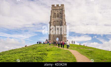 Glastonbury Tor, une colline près de la ville de Glastonbury, Somerset, Angleterre. St Michael's Tower, un bâtiment classé grade 1 est situé au sommet de la colline. Banque D'Images