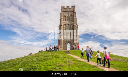 Glastonbury Tor, une colline près de la ville de Glastonbury, Somerset, Angleterre. St Michael's Tower, un bâtiment classé grade 1 est situé au sommet de la colline. Banque D'Images