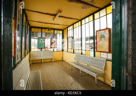 Détail photo d'une salle d'attente jaune vide à Gand sint pieters gare avec colonnes en fer vert, trois blancs Banque D'Images