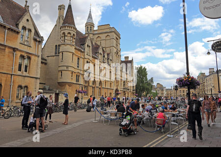 Broad Street, Oxford sur une longue journée d'été. Banque D'Images