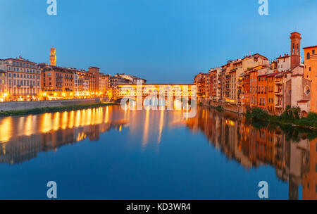 Arno et le ponte Vecchio la nuit, Florence, Italie Banque D'Images