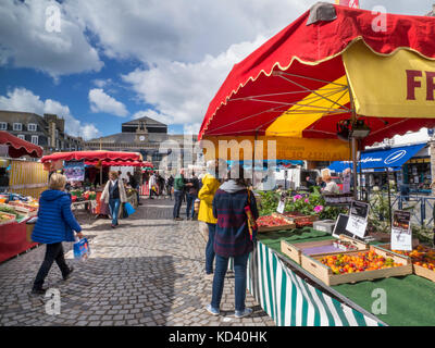 CONCARNEAU MARCHÉ PLEIN AIR Fresh French Produire en vente à jour de marché sur la place du marché couvert avec en arrière-plan Concarneau Bretagne France Banque D'Images