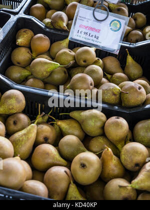 Poires conférence française sur la vente à Concarneau marché plein air avec décrochage Kilo Euro Prix tag Concarneau Bretagne France Banque D'Images
