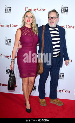 Nancy sorrell et jim moir, mieux connu comme personnalité de la télévision vic Reeves, assister à la première de funny vache, dans le cadre de la BFI London Film Festival, à vue west end, Leicester Square, Londres. Banque D'Images