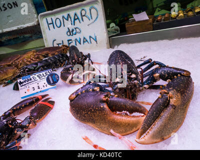 Bleu HOMARD BRETAGNE FRANCE Concarneau Marché aux poissons quotidien hall avec 'Haute saison' Homard des Glenan homard bleu sur l'écran à vendre Bretagne France Banque D'Images