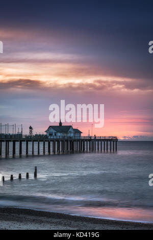 Le soleil se lève derrière Southwold Pier, sur la côte du Suffolk, à l'aube, au début d'octobre. Banque D'Images