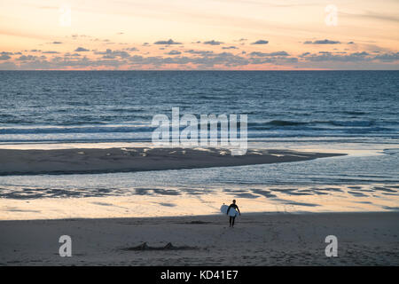 Lacanau Océan, coucher de soleil, surfer, Nouvelle-France, Aquitaine, France, Westcoast Banque D'Images