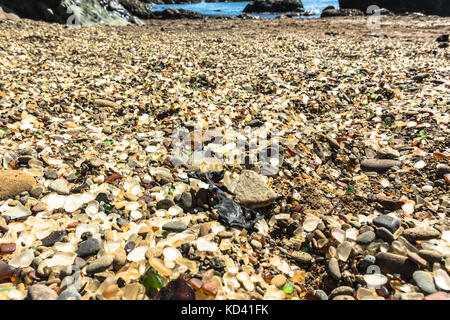 La plage de verre le long de la côte de Fort Bragg, en Californie Banque D'Images