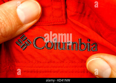 Tambov, Fédération de Russie - septembre 27, 2017 logo brodé rouge sur columbia en vêtements femme mains. Banque D'Images