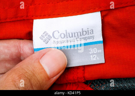 Tambov, Fédération de Russie - le 27 septembre 2017 personne part avec étiquette vêtements Columbia Sportswear Company. Banque D'Images