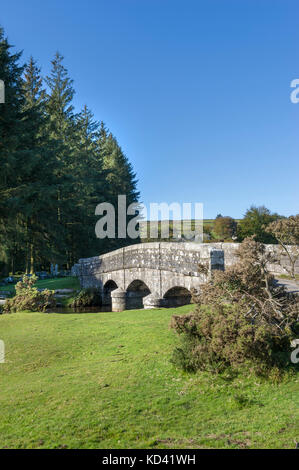 Vue portrait d'un ancien pont de granit sur la rivière dart à bellever à Dartmoor, dans le devon uk. glorieux jours de l'été, des espaces de copie Banque D'Images