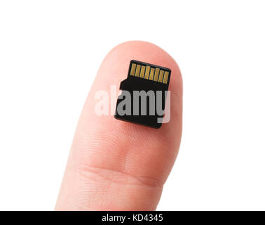 Une carte micro SD sur un homme de race blanche's Thumb, isolé sur blanc. Banque D'Images