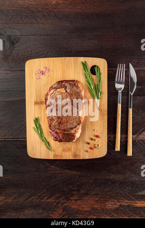 La viande cuite sur des textures rustiques avec assaisonnement et copyspace Banque D'Images