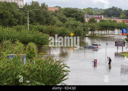 Les résidents touchés par les inondations massives de record de pluie de l'eau élevé naviguer Banque D'Images