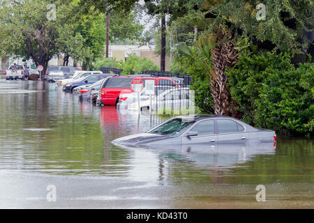 Submergé par l'ouragan Harvey voitures à Houston, Texas, USA. Les fortes pluies de l'ouragan a causé des inondations dévastatrices dans toute la ville et banlieue Banque D'Images