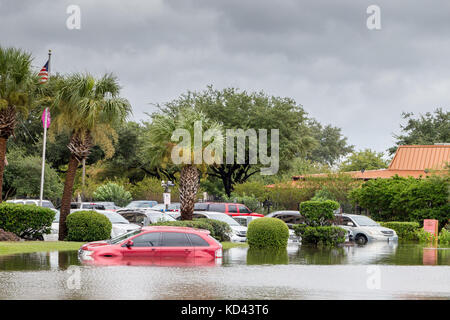 Submergé par l'ouragan Harvey voitures à Houston, Texas, USA. Les fortes pluies de l'ouragan a causé des inondations dévastatrices dans toute la ville et banlieue Banque D'Images