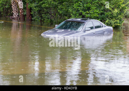 Submergé par l'ouragan Harvey voitures à Houston, Texas, USA. Les fortes pluies de l'ouragan a causé des inondations dévastatrices dans toute la ville et banlieue Banque D'Images