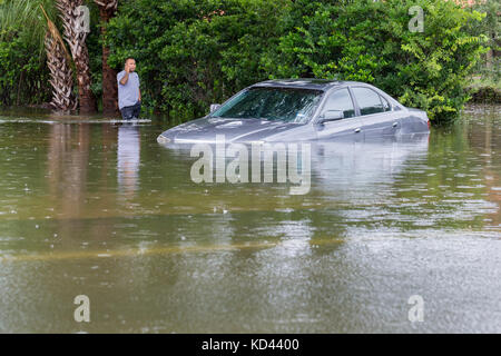 Submergé par l'ouragan Harvey voitures à Houston, Texas, USA. Les fortes pluies de l'ouragan a causé des inondations dévastatrices dans toute la ville et banlieue Banque D'Images