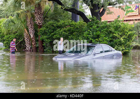 Submergé par l'ouragan Harvey voitures à Houston, Texas, USA. Les fortes pluies de l'ouragan a causé des inondations dévastatrices dans toute la ville et banlieue Banque D'Images