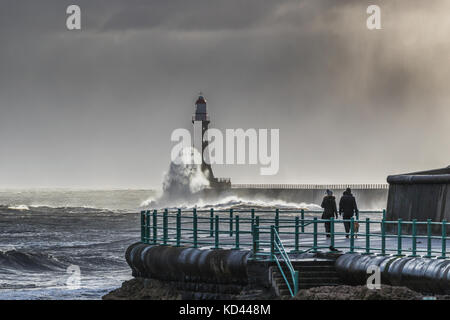 À la recherche d'images sur un jour de tempête je attraper ces gens à marcher le long de la prom pour donner l'échelle certains tempête. Banque D'Images