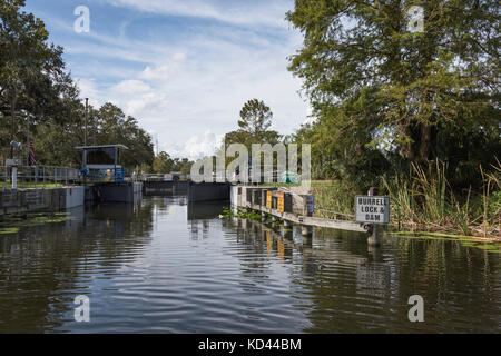 Burrell Lock & Lock Navigation barrage situé sur le ruisseau de Haines, Central Florida USA reliant le lac d'Eustis Lake Griffin. Banque D'Images