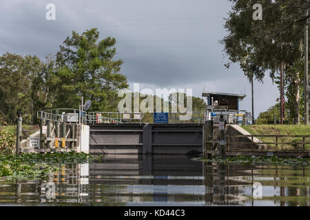 Burrell Lock & Lock Navigation barrage situé sur le ruisseau de Haines, Central Florida USA reliant le lac d'Eustis Lake Griffin. Banque D'Images