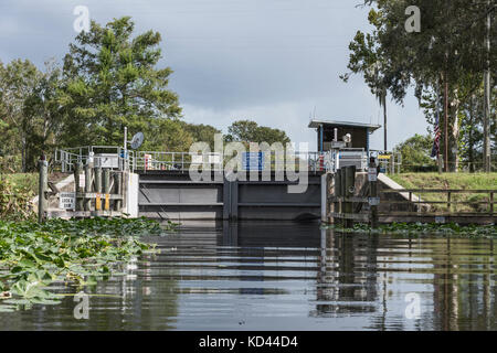 Burrell Lock & Lock Navigation barrage situé sur le ruisseau de Haines, Central Florida USA reliant le lac d'Eustis Lake Griffin. Banque D'Images