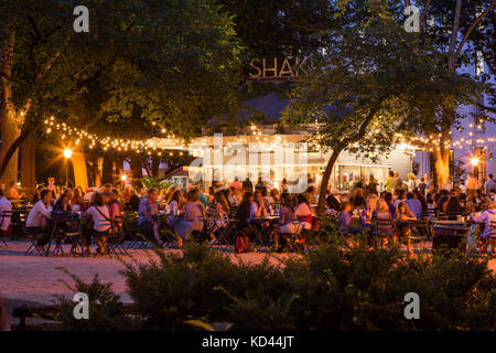 Une soirée d'été à Shake Shack à Madison Square Park. Midtown, Manhattan, New York City Banque D'Images