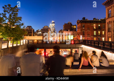 Une soirée d'été au Highline viaduc lookout (le parc High Line). La 10e Avenue, Chelsea, Manhattan, New York City Banque D'Images