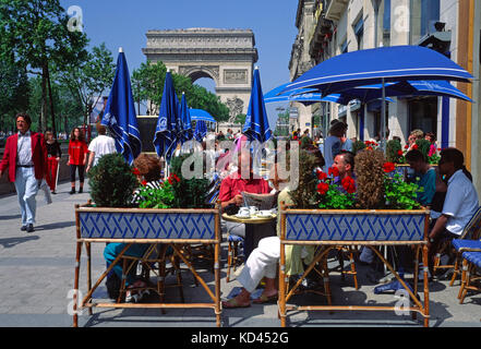 Café en trottoir sur les champs Elysées avec l'Arc de Triomphe en arrière-plan, Paris, France Banque D'Images