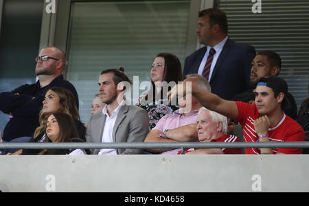 Gareth Bale regarde le match avec Sonny Coleman, fils de Chris, directeur du pays de Galles, (à droite) lors du match du groupe D de qualification de la coupe du monde de la FIFA 2018 au Cardiff City Stadium, Cardiff. Banque D'Images