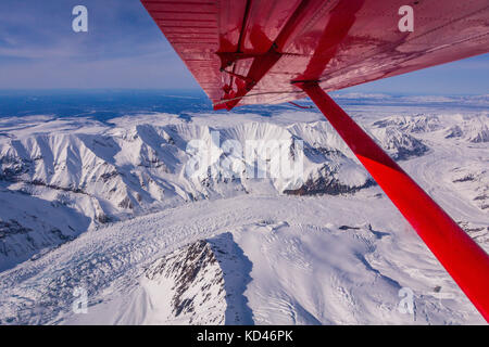 Avion vole au-dessus de la neige caped montagnes en Alaska denali Banque D'Images