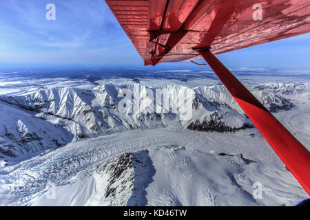 Avion vole au-dessus de la neige caped montagnes en Alaska denali Banque D'Images