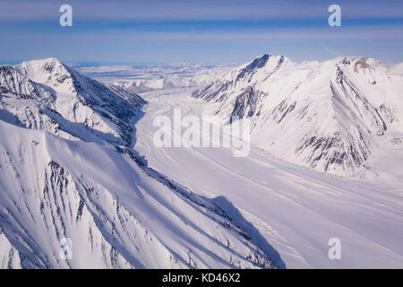 Avion vole au-dessus de la neige caped montagnes en Alaska denali Banque D'Images