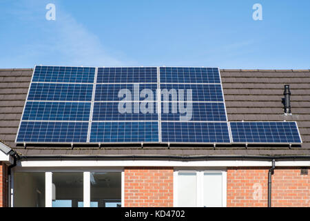 Des panneaux solaires sur un toit de maison, Lancashire, England, UK Banque D'Images