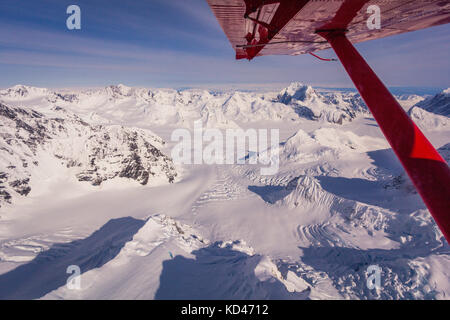 Avion vole au-dessus de la neige caped montagnes en Alaska denali Banque D'Images