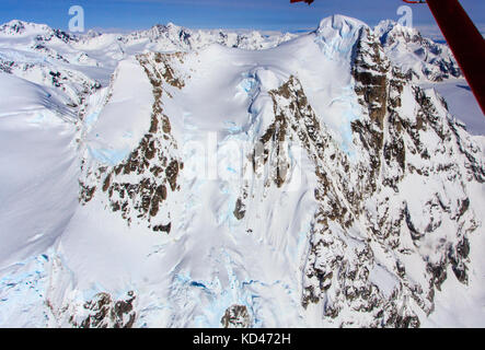 Avion vole au-dessus de la neige caped montagnes en Alaska denali Banque D'Images