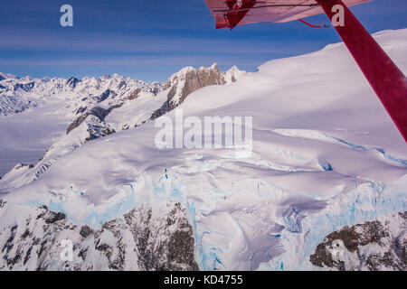 Avion vole au-dessus de la neige caped montagnes en Alaska denali Banque D'Images