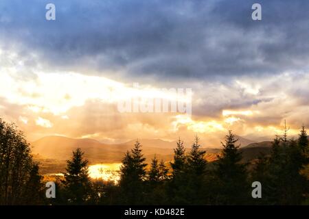 Lever du soleil sur le Loch Garry, Ecosse Banque D'Images