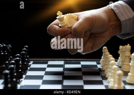 De nombreuses pièces d'échecs d'affaires grip dans la main pour jouer aux échecs concept stratégie d'affaires pour gagner Banque D'Images