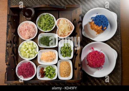 Le Sud Thaïlandais Salade de riz épicé avec des légumes sur le plat et décorer la plaque de bois Banque D'Images