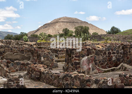 15 mai 2014 teotihuacan, Mexique : cœur de ruiner les structures avec pyramide du soleil dans l'arrière-plan à l'teotihucan site archéologique Banque D'Images