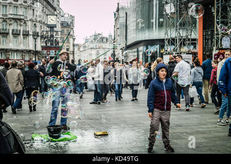 Les touristes et les artistes interprètes ou exécutants sur Leicester Square, London, UK, oct 2017 Banque D'Images