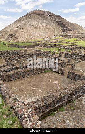 15 mai 2014 teotihuacan, Mexique : cœur de ruiner les structures avec pyramide du soleil dans l'arrière-plan à l'teotihucan site archéologique Banque D'Images