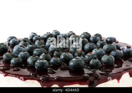 Blueberry cheesecake isolé sur fond blanc Banque D'Images