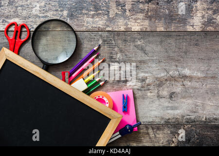 Les fournitures scolaires sur fond de bois. Concept Retour à l'école. Copyspace. Banque D'Images